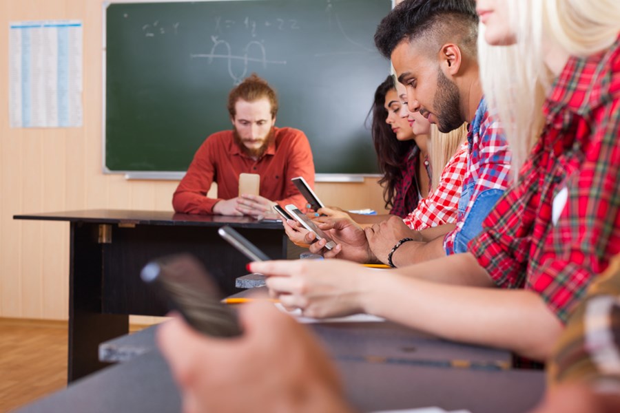 Governo De SP Sanciona Lei Que Libera Uso De Celular Em Salas De Aula