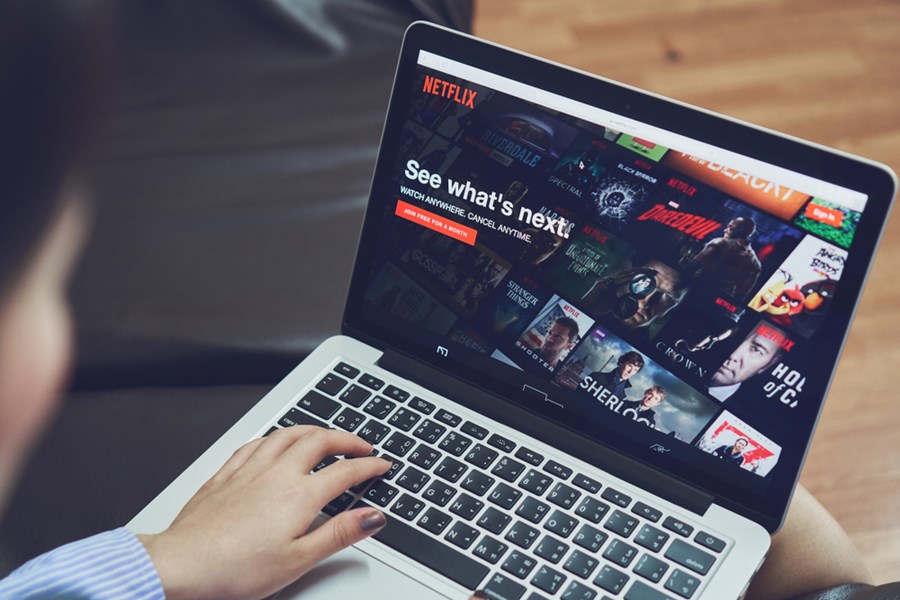 Netflix evita confronto com críticos a nova série, mas defende sua