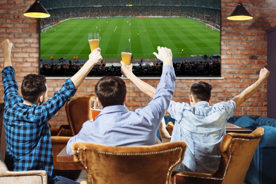 Fundo de futebol com cerveja e tv