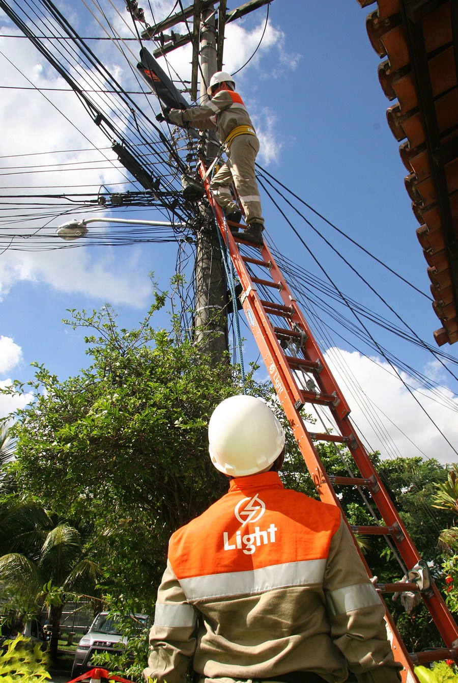 Negociações com a Light estão suspensas até que cessem os ataques