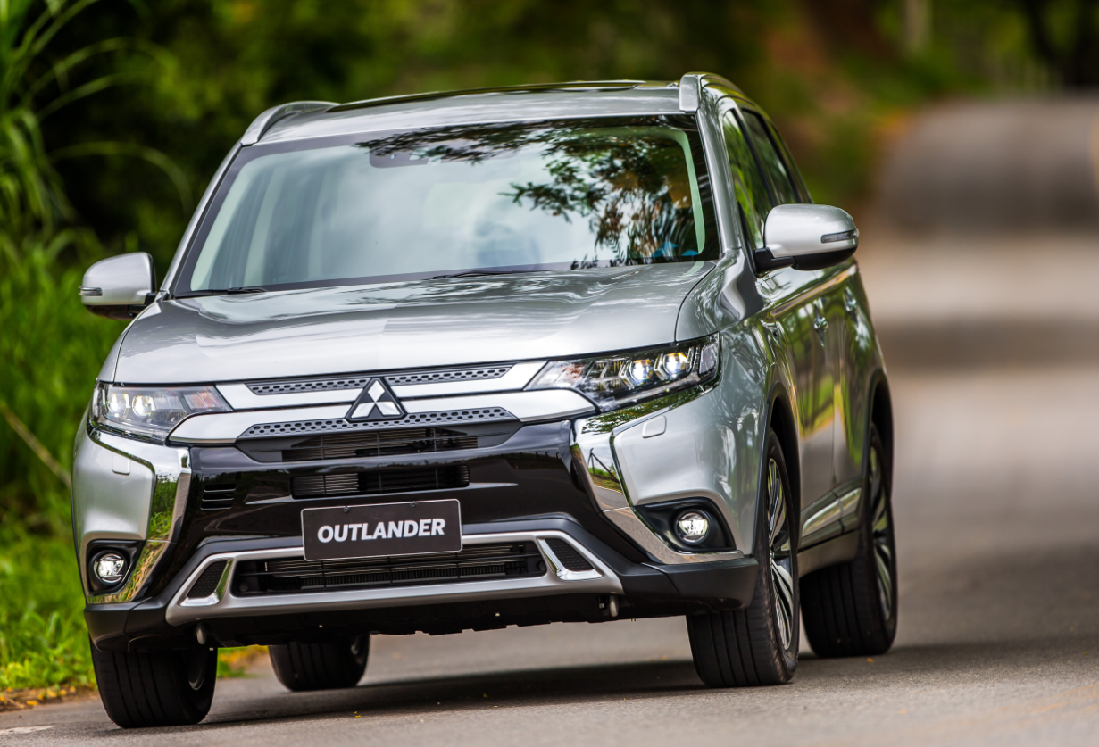 Аутлендер 2018. Mitsubishi Outlander 2018. Мицубиси Аутлендер 2018. Митсубиши Аутлендер 2018 год. Машина Mitsubishi Outlander 2018.