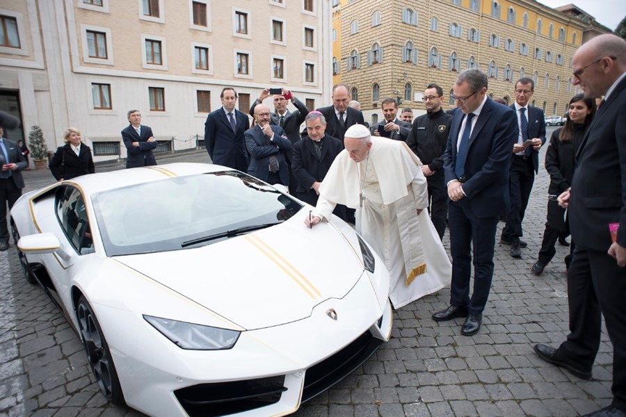 Lamborghini Huracán de Papa Francisco é leiloada por R$ 2,9 milhões -  InfoMoney