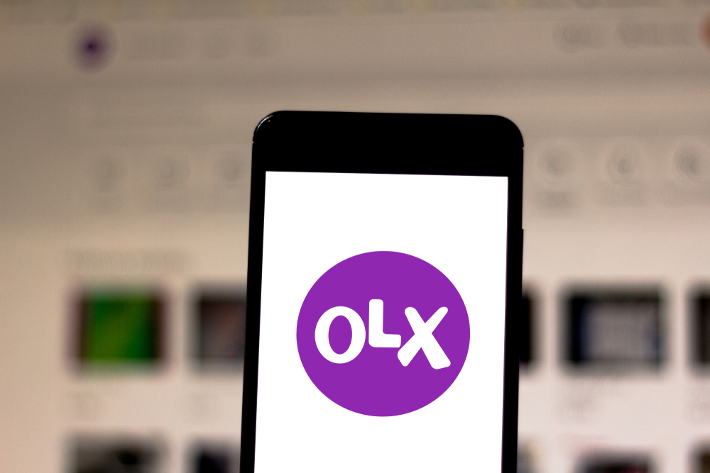 Celular com logo da OLX