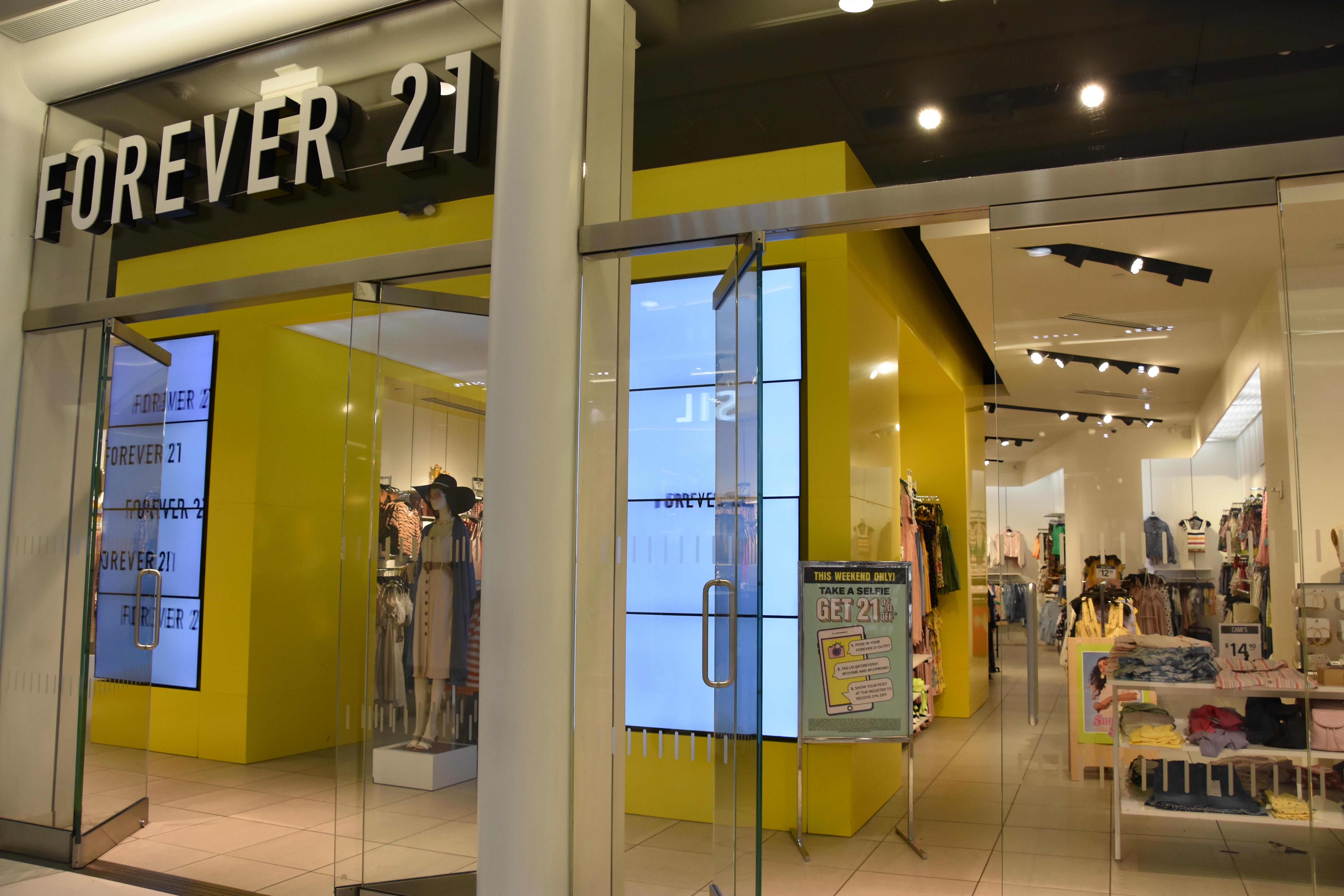 Forever 21 fecha 350 lojas depois da falência - Comércio - Jornal