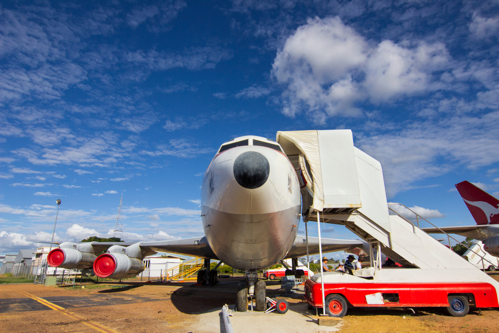 Aeronave estacionada na pista do aeroporto