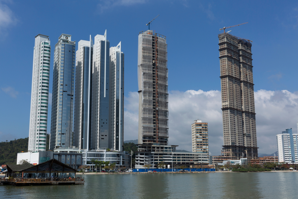 Orla de Balneário Camboriú. O Yachthouse é o último prédio da direita. (Shutterstock)