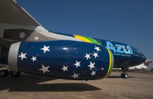 Avião da Azul com as cores da bandeira brasileira. Turbina possui as estrelas