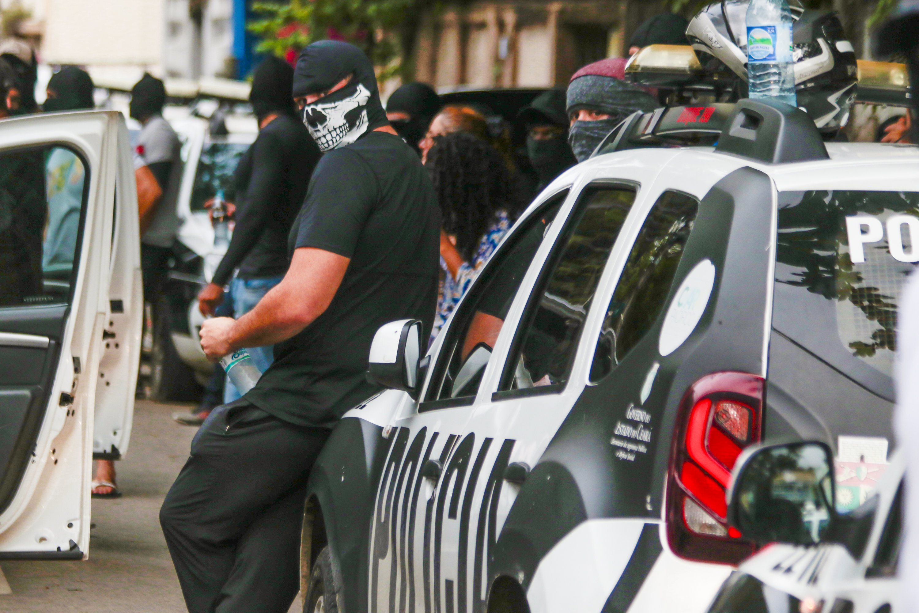 Policiais militares encapuzados e sem farda se reúnem em protesto em Fortaleza (CE) (Foto: JOÃO DIJORGE/PHOTOPRESS/ESTADÃO CONTEÚDO)