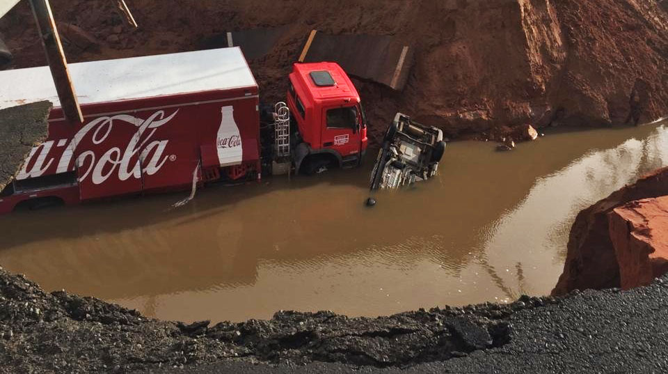 chuva forte abre buraco em rodovia