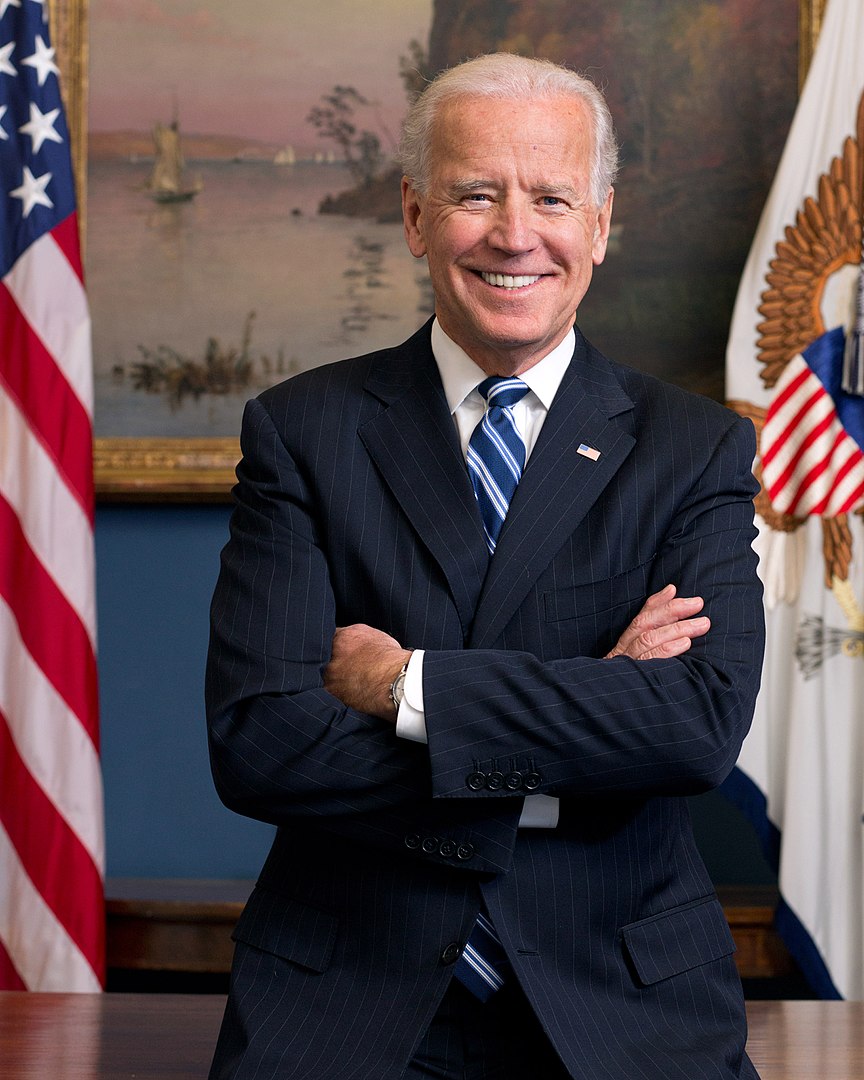 Joe Biden posa para foto na Casa Branca