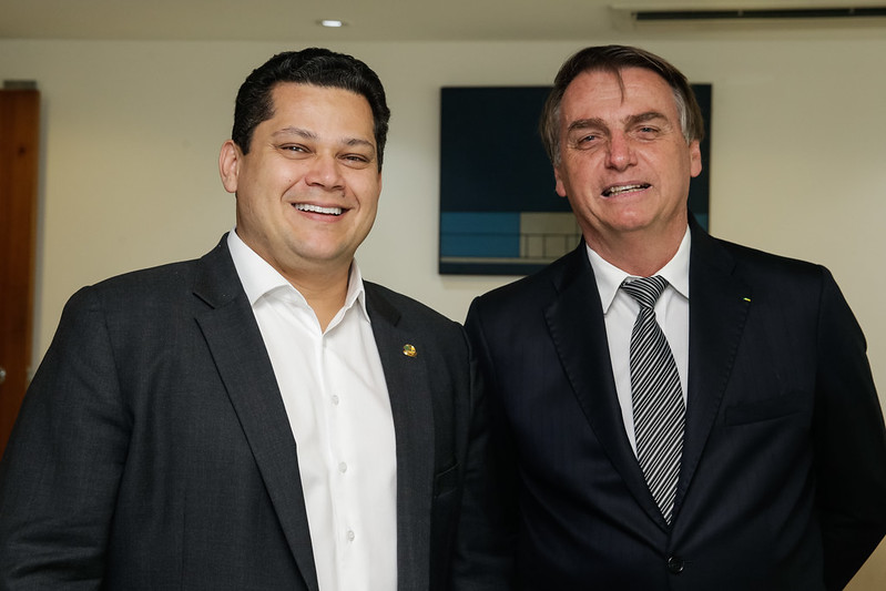 O presidente do Senado, Davi Alcolumbre, e o presidente Jair Bolsonaro posam para foto