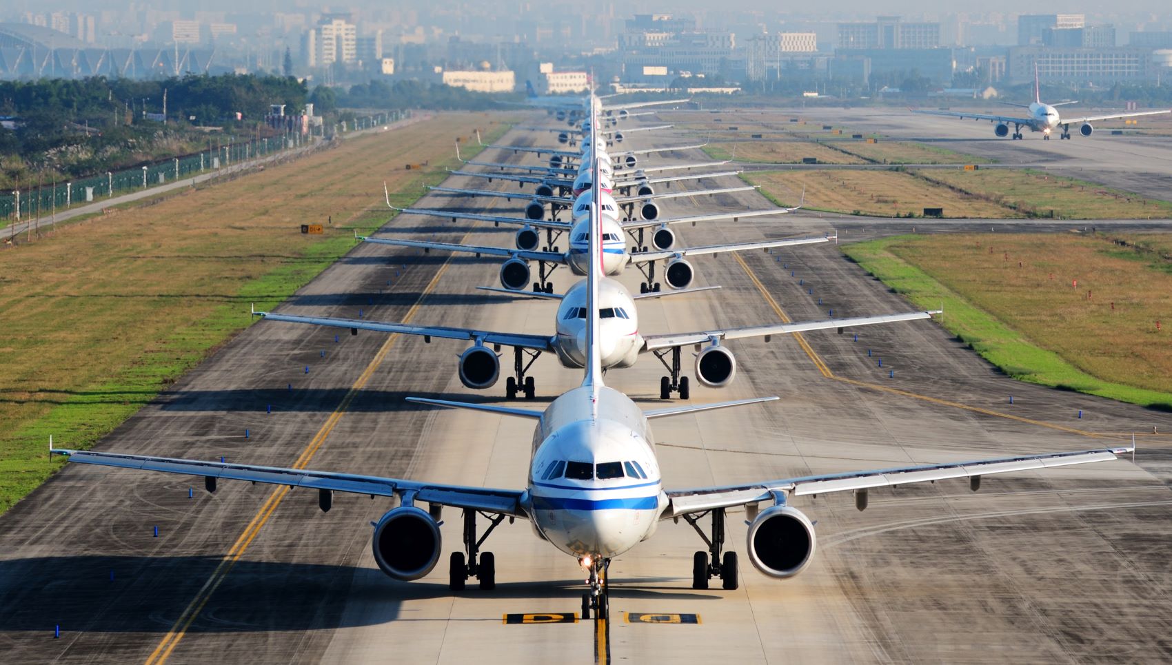 fila de aviões aeroporto aviação companhias aéreas voo covid