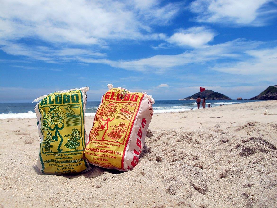 Biscoito Globo em praia do Rio de Janeiro