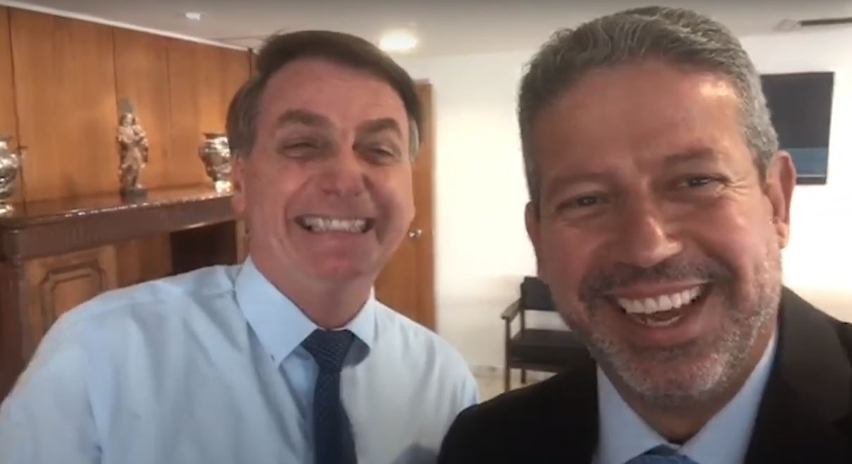 O deputado Arthur Lira, líder do "centrão", faz selfie com o presidente Jair Bolsonaro