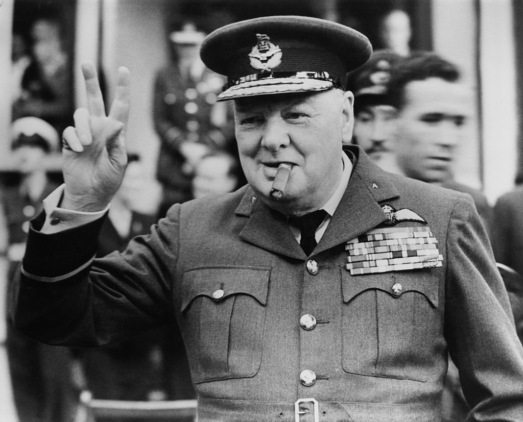 Winston Churchill e seu famoso sinal do "V", de vitória, em 1948. (Central Press/Hulton Archive/Getty Images)