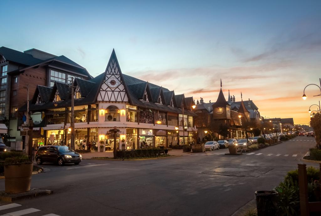 Rua e a arquitetura da cidade de Gramado, no pôr do sol - Gramado, Rio Grande do Sul, Brasil