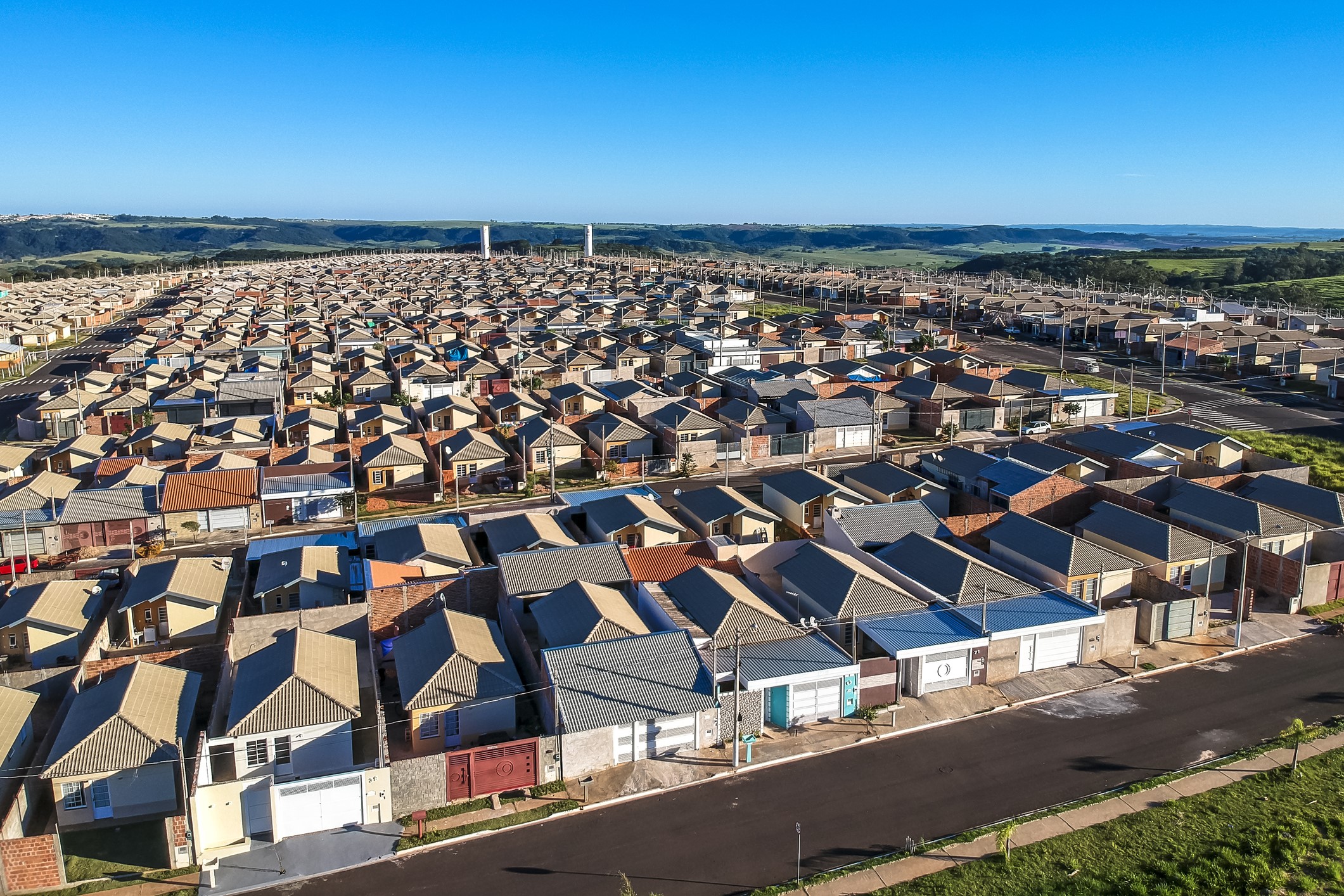 Vista aérea de casas padronizadas do programa minha casa minha vida do estado de São Paulo, Brasil