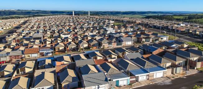 Vista aérea de casas padronizadas do programa minha casa minha vida do estado de São Paulo, Brasil