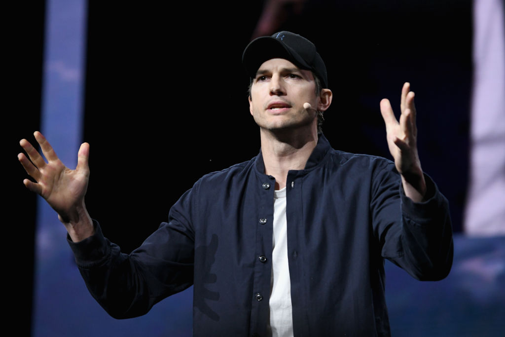 Ator Ashton Kutcher durante congresso