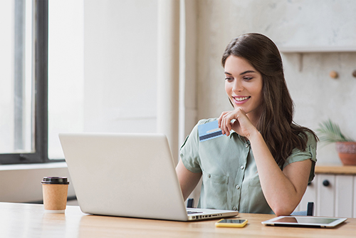 Mulheres impulsionam o e-commerce no Brasil; maior oferta de moda e beleza ajuda