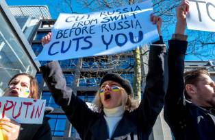 Manifestantes na Bélgica pedem banimento da Rússia no Swift