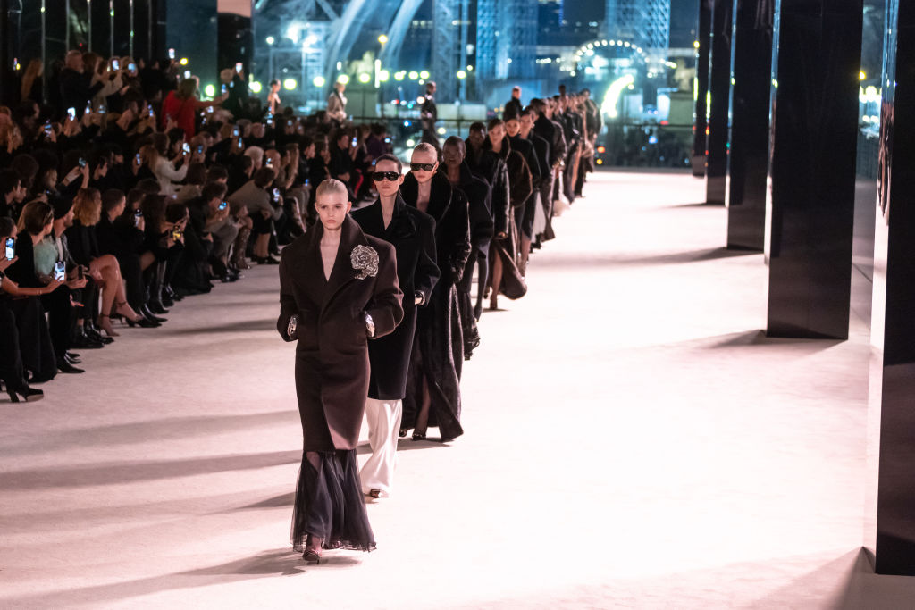 Desfile da coleção Outono/Inverno 2022-2023 da Saint Laurent na Semana de Moda de Paris, em 1º de março (Victor Boyko/Getty Images)