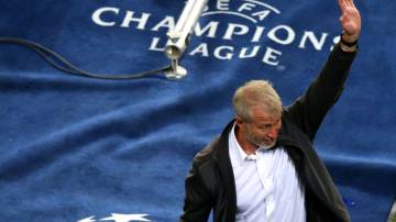 PORTO, PORTUGAL - 29 de maio - Roman Abramovich, dono do Chelsea, acena para torcedores após a final da Champions League entre Manchester City e Chelsea no Estádio do Dragão, em 29 de maio de 2021, em Porto, Portugal (Foto por Alex Livesey - Danehouse/Getty Images)