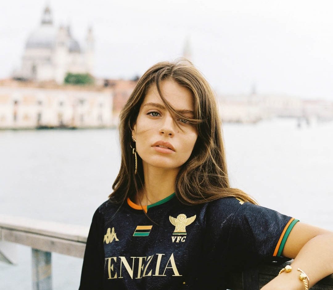 Lançamento da camisa do Venezia: os uniformes do clube italiano têm design pensado não apenas para o torcedor, mas para o turista que enxerga além do óbvio: uma camisa para usar sempre (Divulgação)