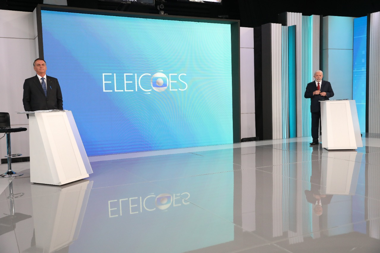 O presidente Jair Bolsonaro (PL), candidato à reeleição, e o presidente Luiz Inácio Lula da Silva (PT), participam de debate realizado pela TV Globo (Foto: Divulgação)