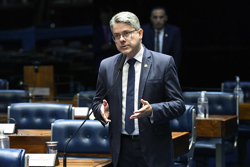 Senador protocola PEC para acabar com emendas parlamentares de comissão