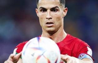 Cristiano Ronaldo pega a bola durante jogo de Portugal contra Gana na Copa do Mundo 2022