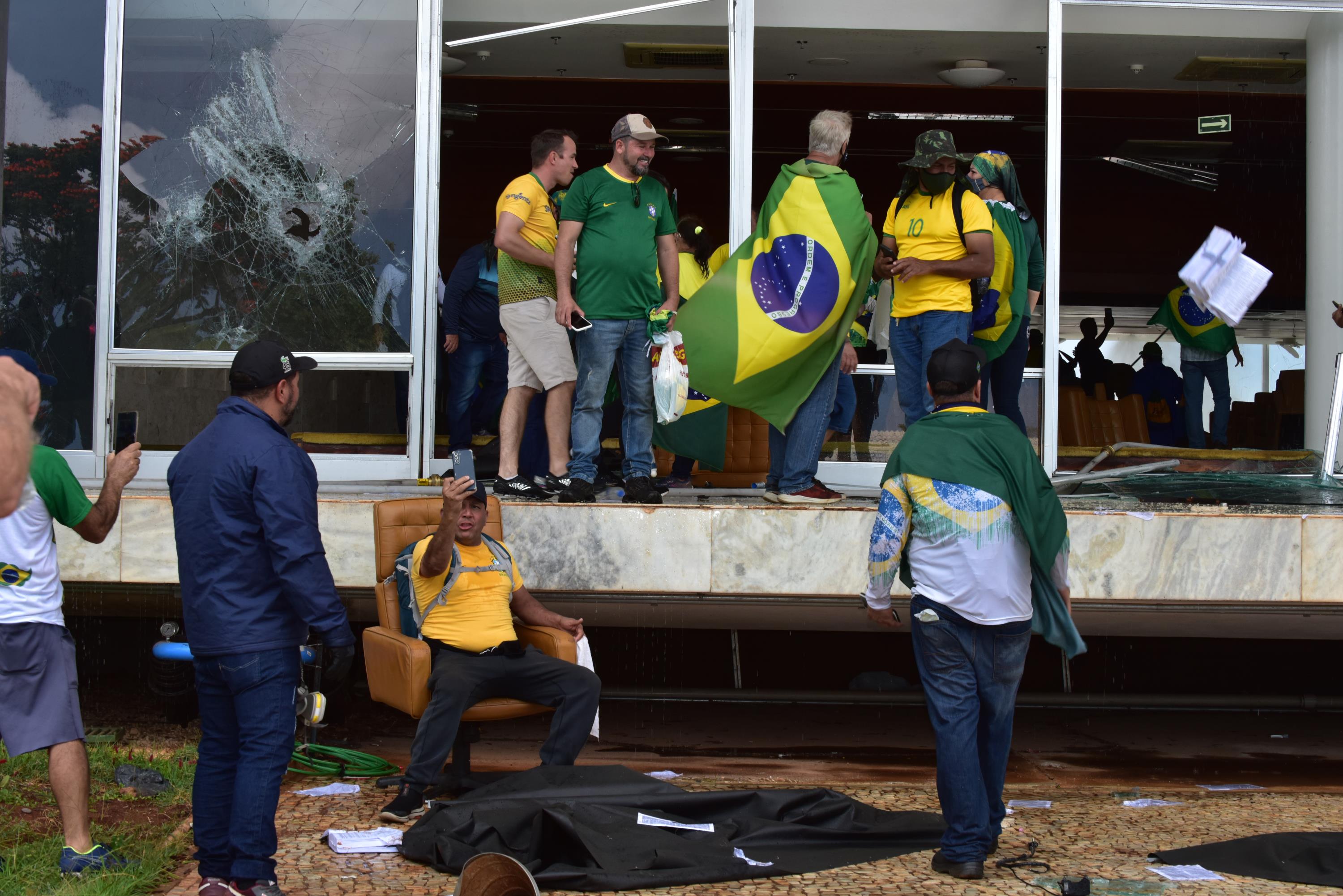 Presidente da CPMI dá prazo de 48 horas para ministro da Justiça enviar  imagens do dia 8 de janeiro 