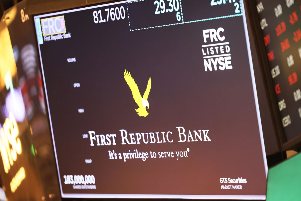 Las acciones de First Republic cayeron un 43% en el comercio regular y casi un 50% en los mercados de posventa ante la noticia de que se espera que el regulador estadounidense tome el control del banco.
