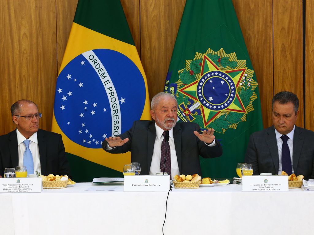 O presidente Luiz Inácio Lula da Silva (PT), ao lado do vice-presidente Geraldo Alckmin (PSB) e do ministro da Casa Civil, Rui Costa (PT), em café da manhã com o conselho político da coalizão (Foto: Antonio Cruz/Agencia Brasil)