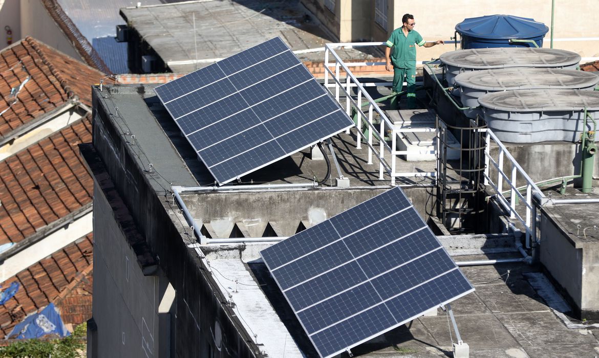 Paineis solares instalados no topo de prédio (Foto: Tânia Rêgo/Agência Brasil)