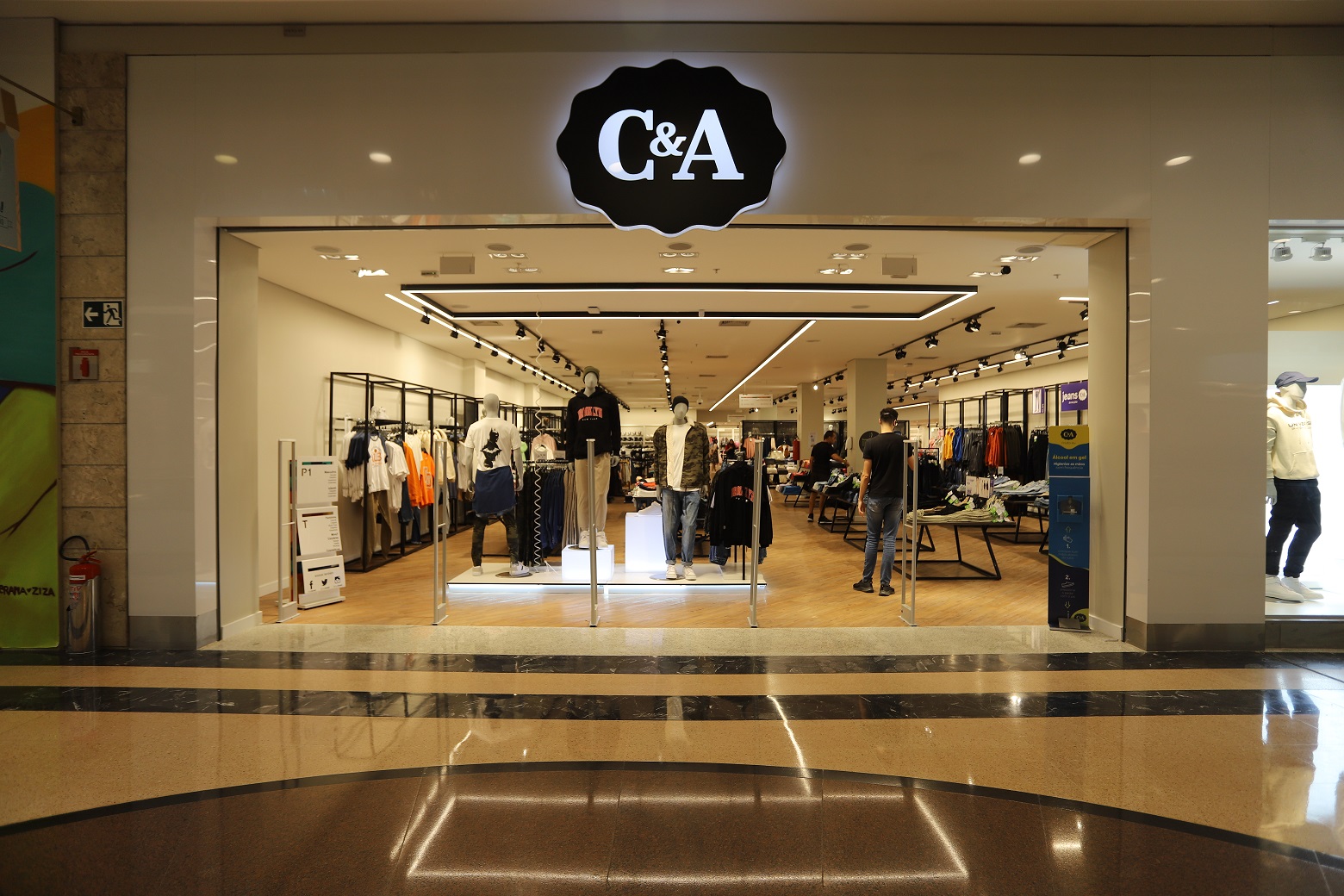 C&A (CEAB3) salta 190% na Bolsa em 2023, enquanto setor de varejo