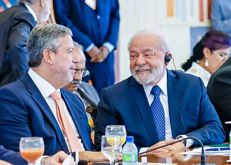 O presidente Luiz Inácio Lula da Silva (PT) ao lado do presidente da Câmara dos Deputados, Arthur Lira (PP-AL), durante sessão de trabalho com presidentes dos Países da América do Sul (Foto: Ricardo Stuckert/PR)