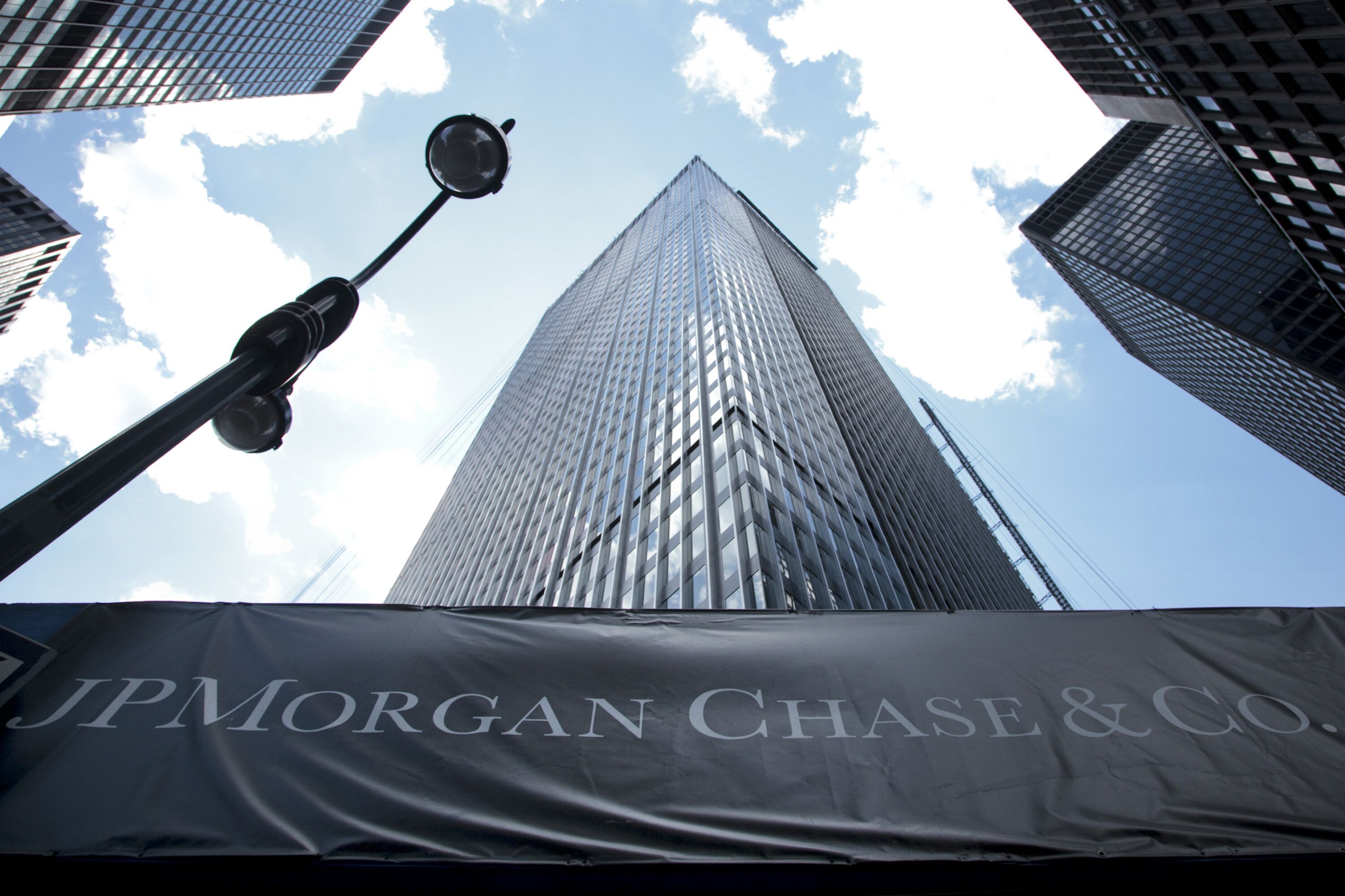 "EUA Investigam JPMorgan: Laços com Fundo de Hedge Irâniano em 2023"