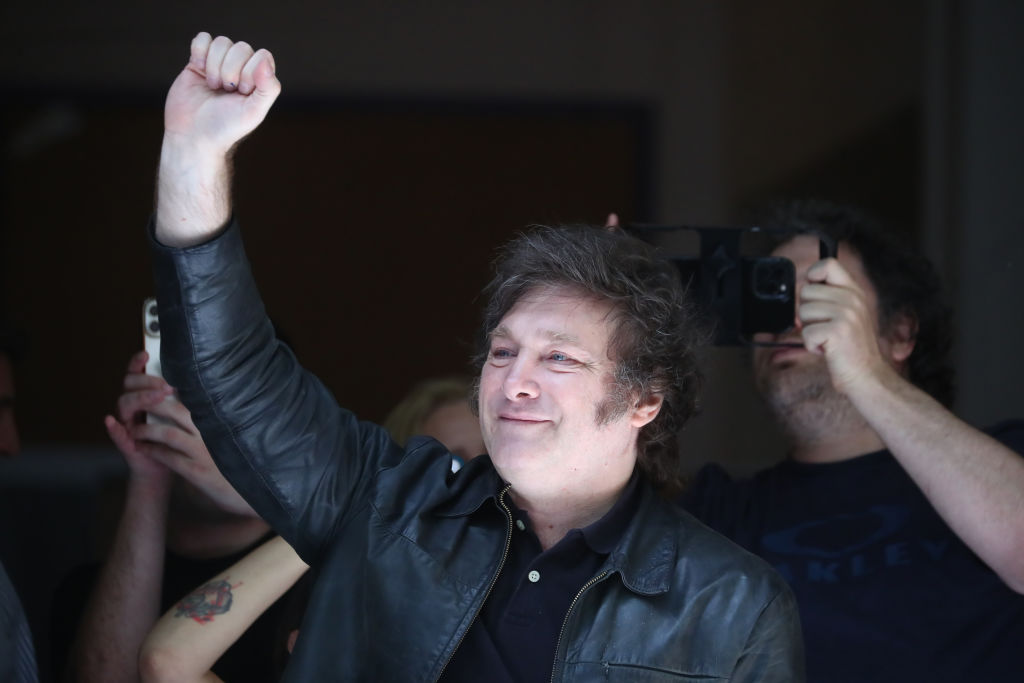 Javier Milei gesticula para apoiadores após votar durante o segundo turno presidencial em Buenos Aires, Argentina (Marcos Brindicci/Getty Images)