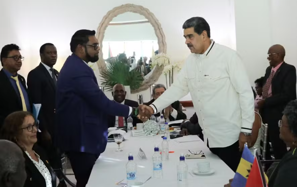 Irfaan Ali, presidente da Guiana, e Nicolás Maduro, presidente da Venezuela, em reunião para discutir questão do Essequibo (Foto: Divulgação / Ministério de Comunicação da Venezuela)

