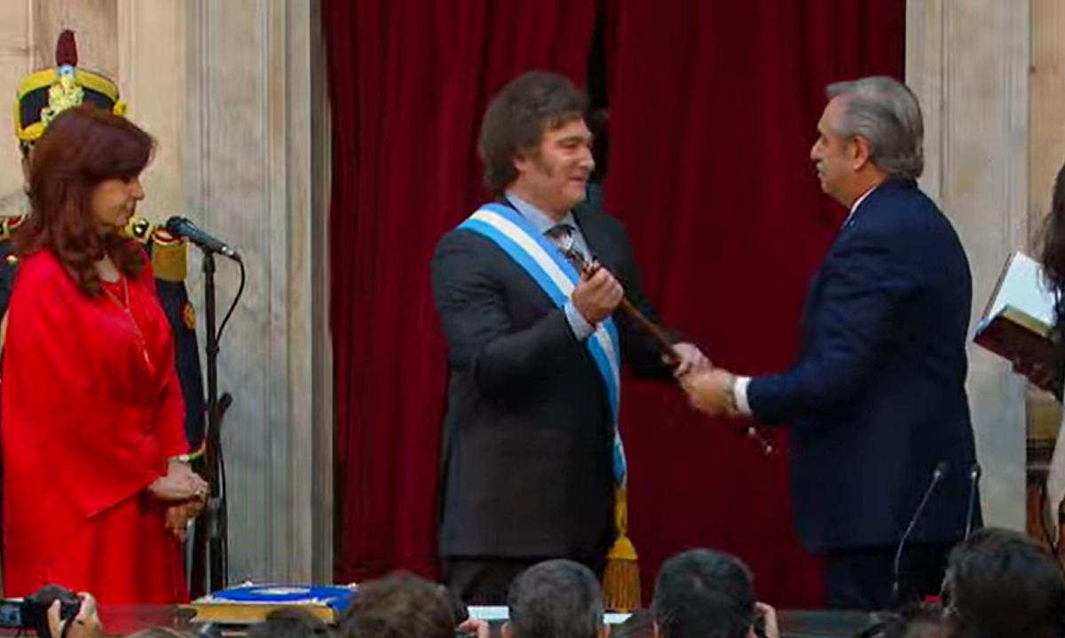 Javier Milei recebe a faixa de seu antecessor, Alberto Fernández (Foto: Reprodução do Youtube/ Congresso da Argentina)