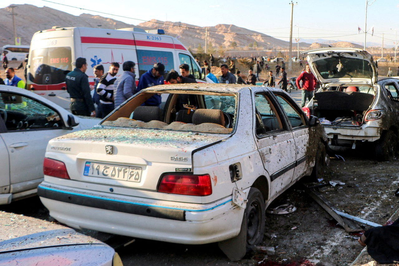 Pessoas se reúnem em local de explosão em Kerman, no Irã
03/01/2024 WANA (West Asia News Agency) via REUTERS