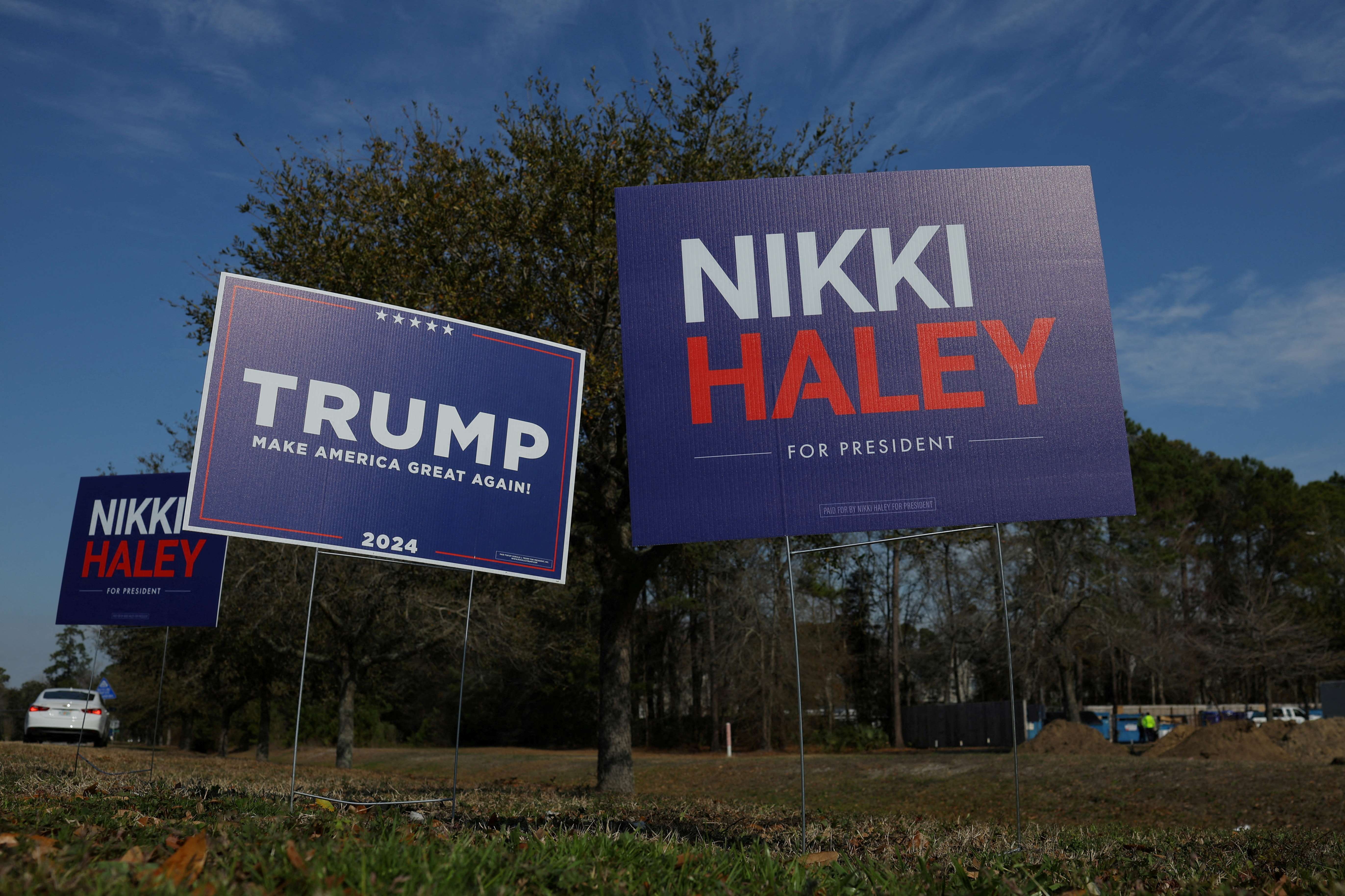 Cartazes de Donald Trump e Nikki Haley na Carolina do Sul, EUA (Reuters/Brian Snyder)