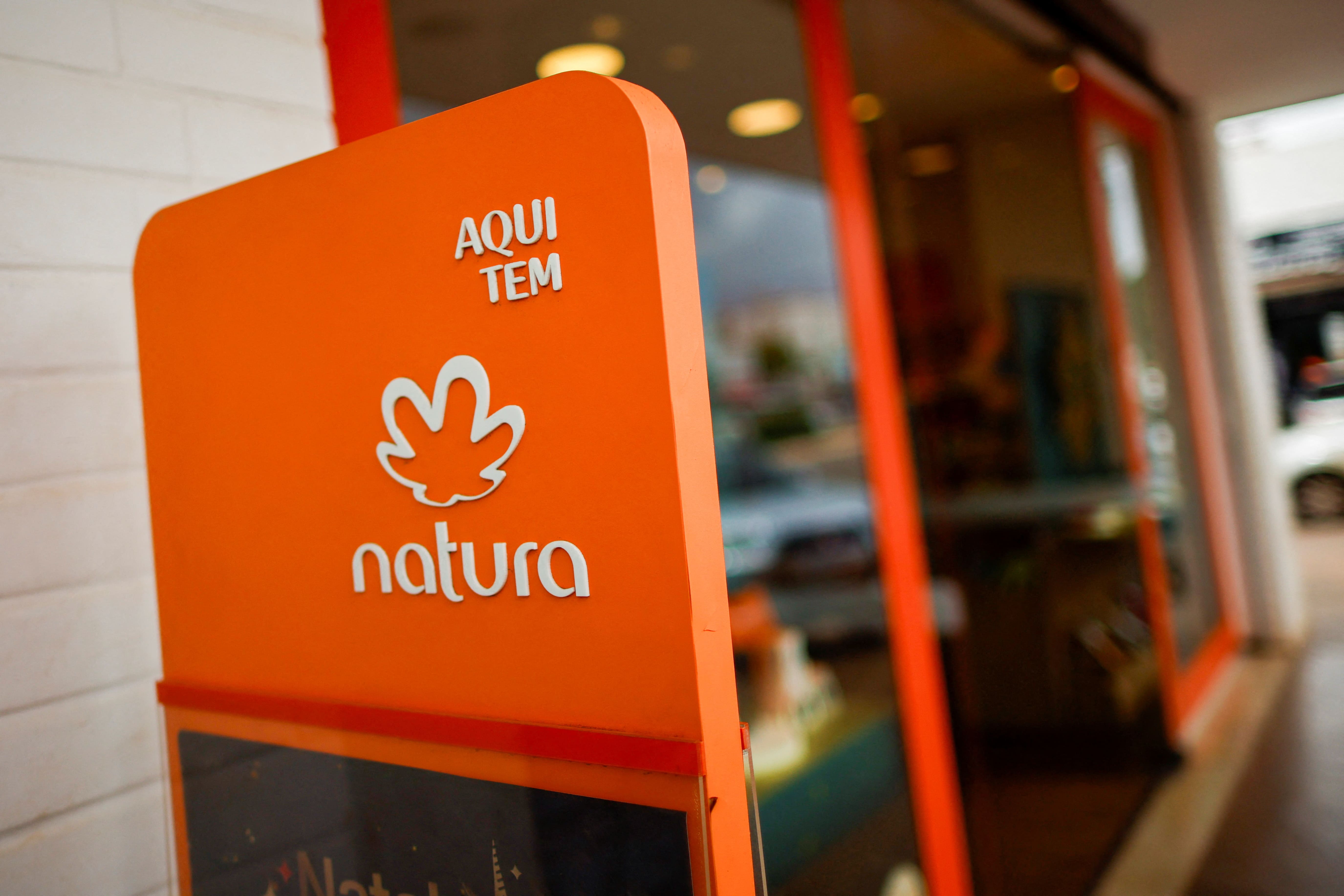 Natura anuncia compra da Avon, Economia