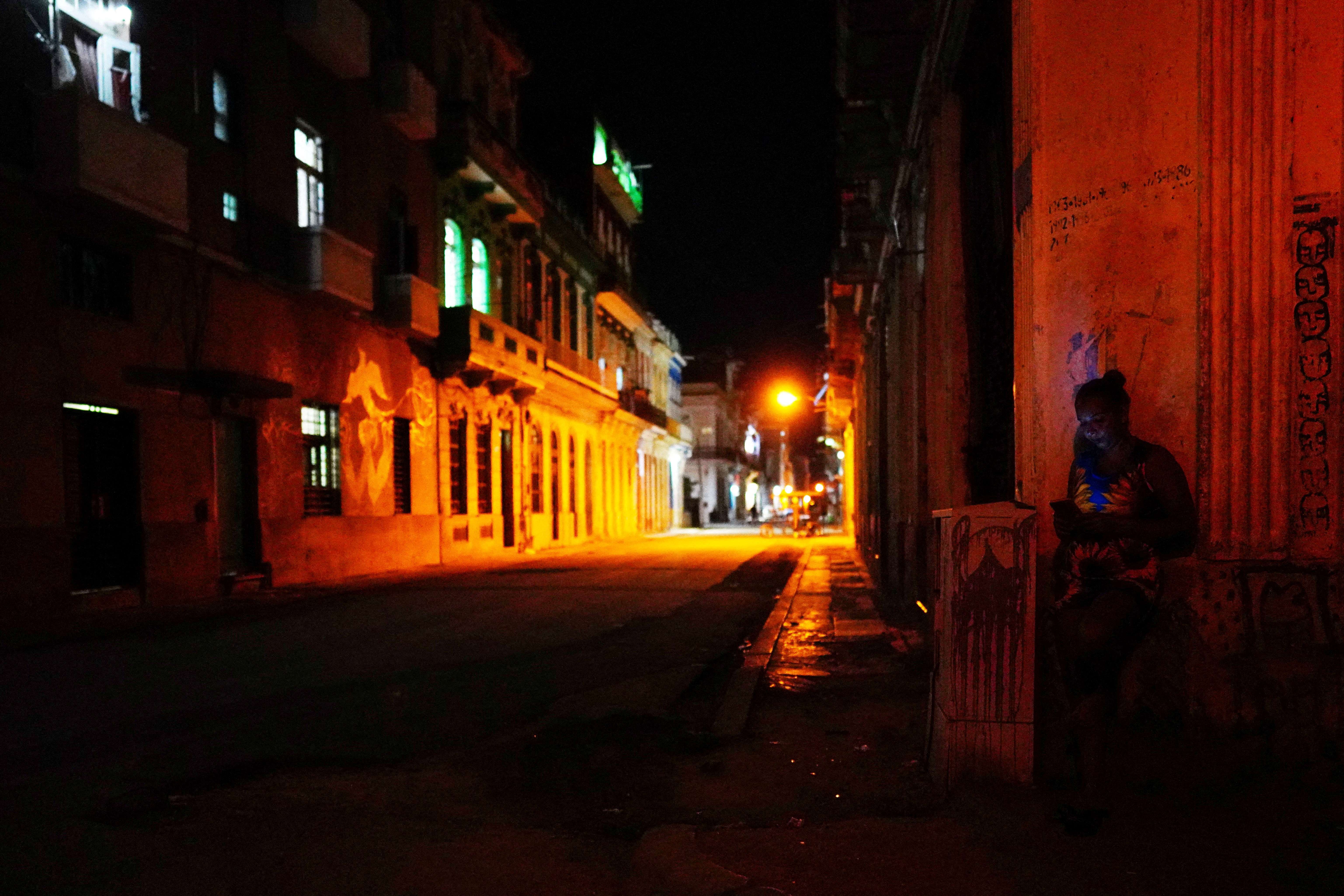 Mulher com celular no centro de Havana 17/3/2024 REUTERS/Alexandre Meneghin