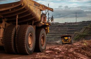 Caminhões transportam minério de ferro na mina Vale N4W em Parauapebas, Pará (Dado Galdieri/Bloomberg)