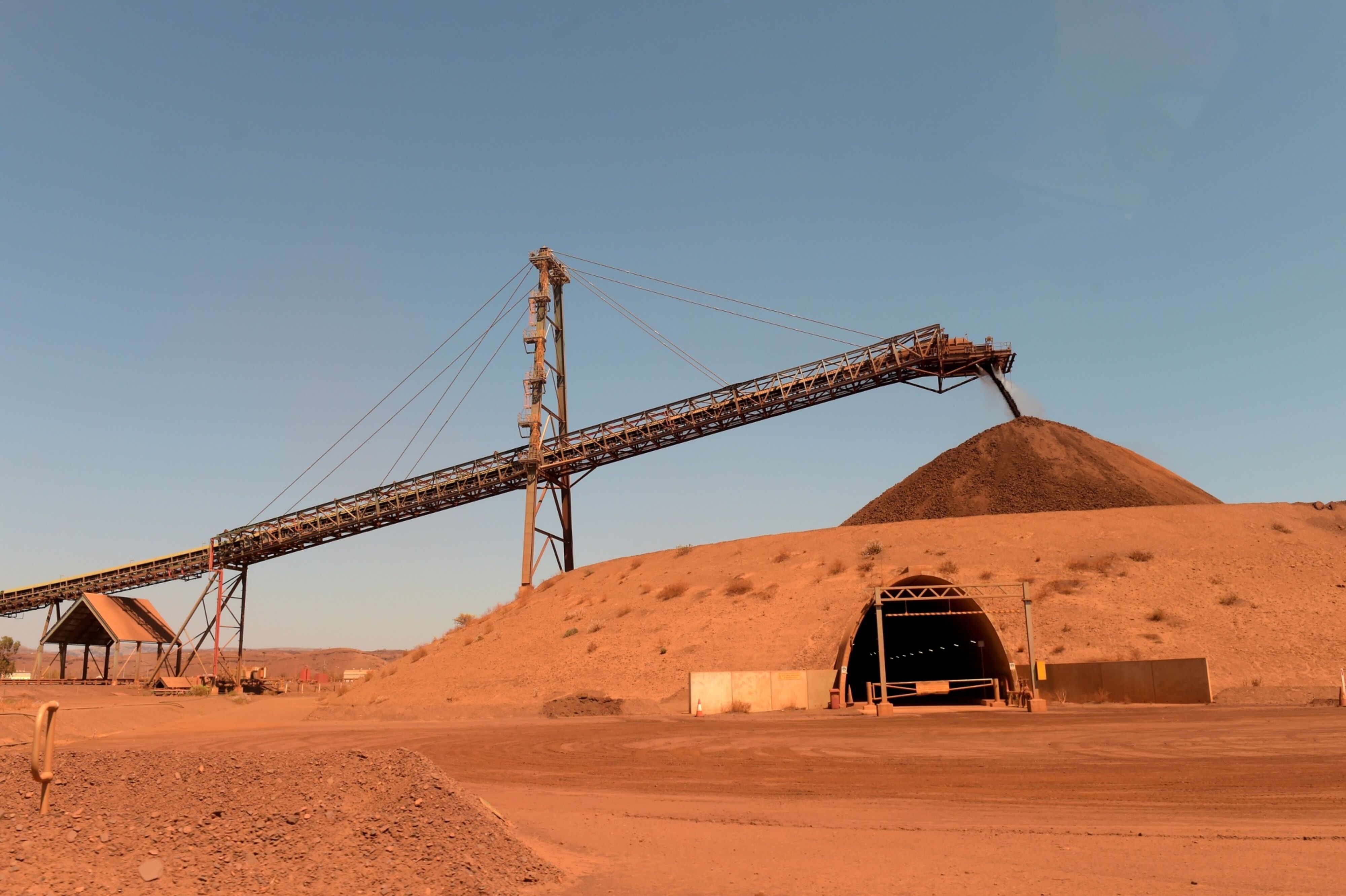 min-rio-de-ferro-sobe-com-d-lar-mais-fraco-e-esperan-as-de-demanda-da-china