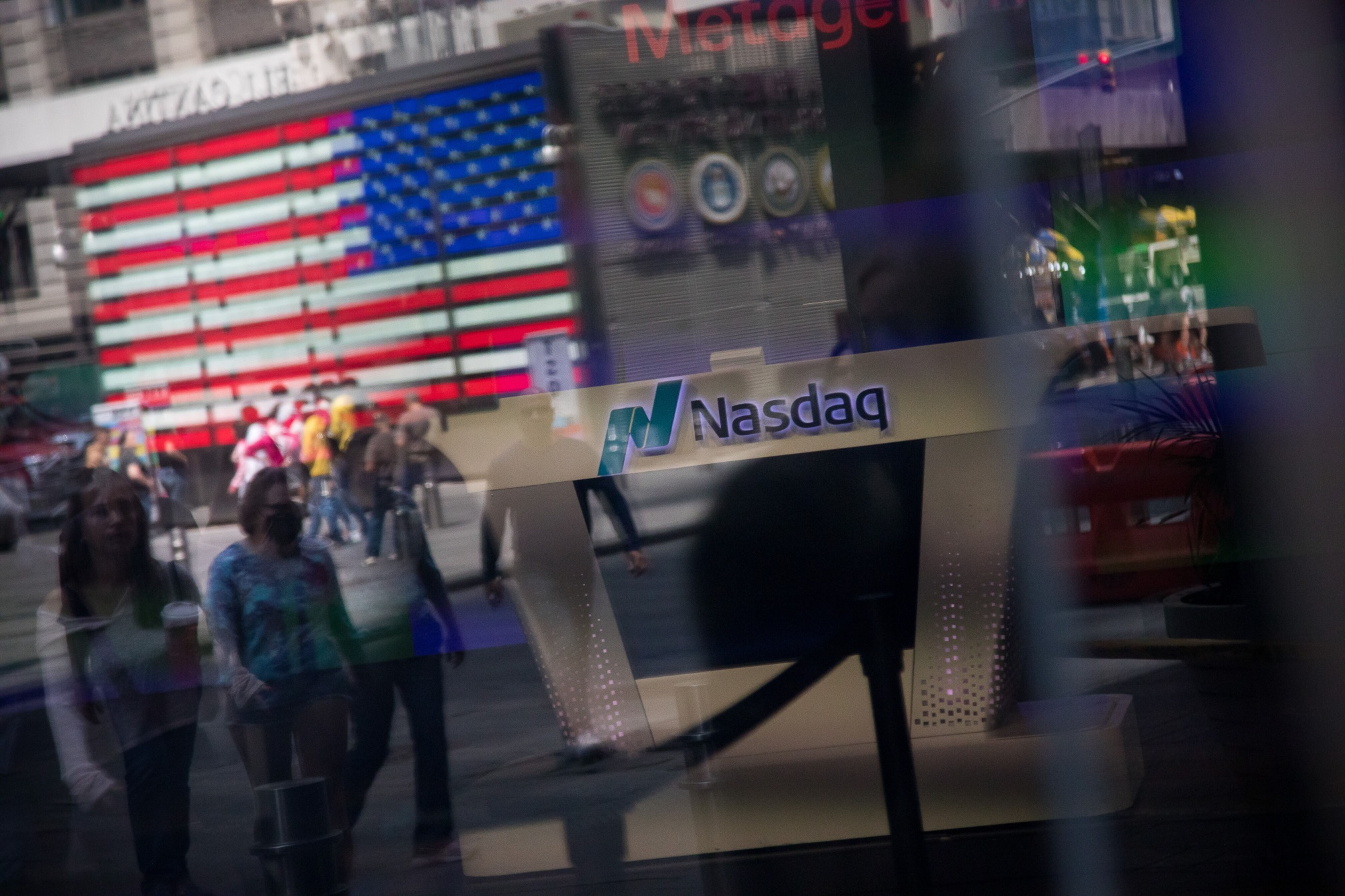 Times Square se reflete na vitrine do Nasdaq MarketSite em Nova York (Michael Nagle/Bloomberg)
