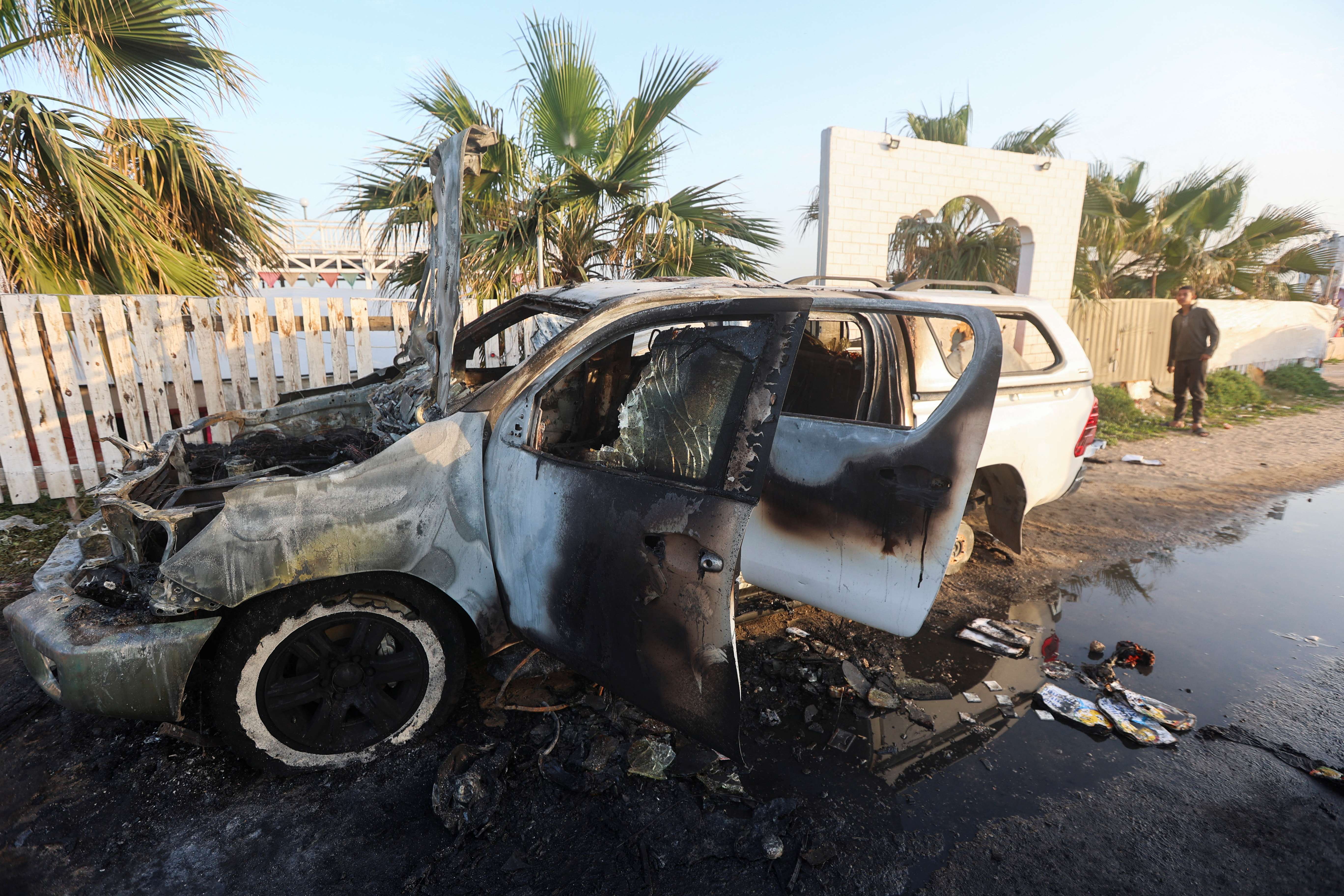 Veículo destruído por ataque israelense em Deir Al-Balah, na Faixa de Gaza - 2/4/2024 (Reuters/Ahmed Zakot)
