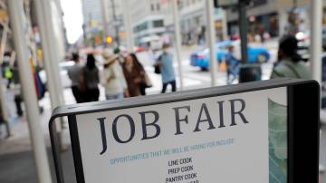 Placa de feira de emprego em Nova York 03/09/2021. REUTERS/Andrew Kelly/File Photo